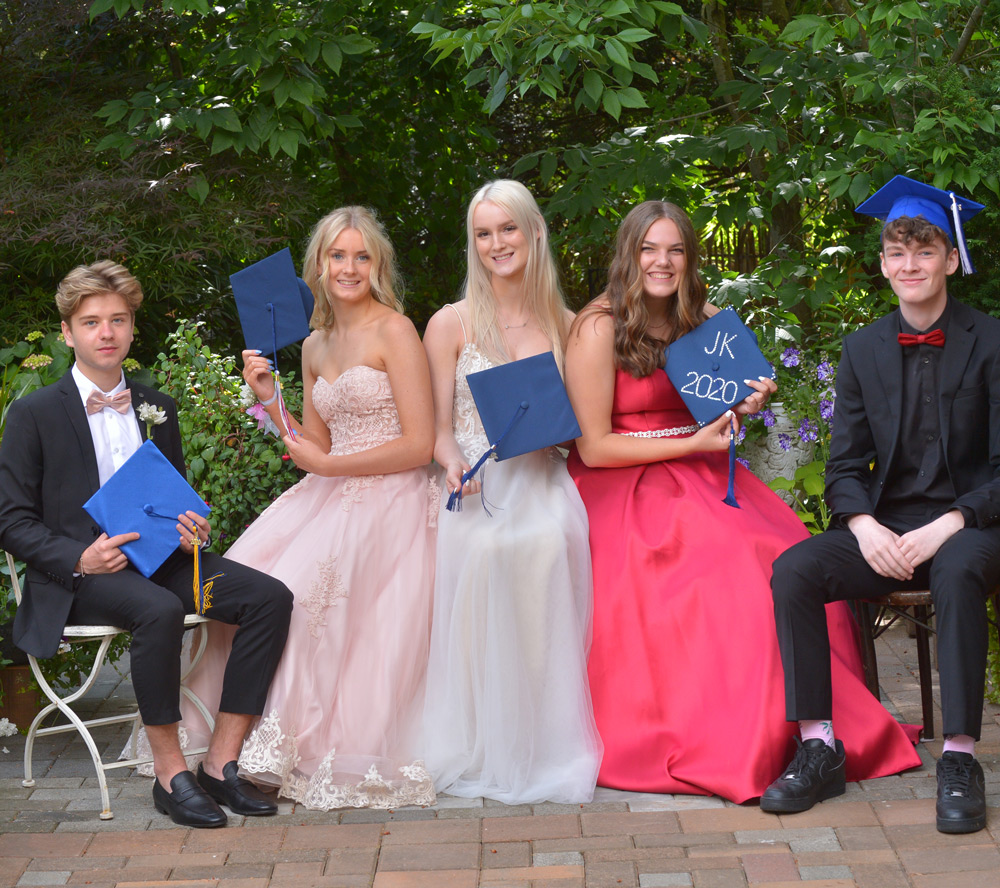 grad-photos-with-friends